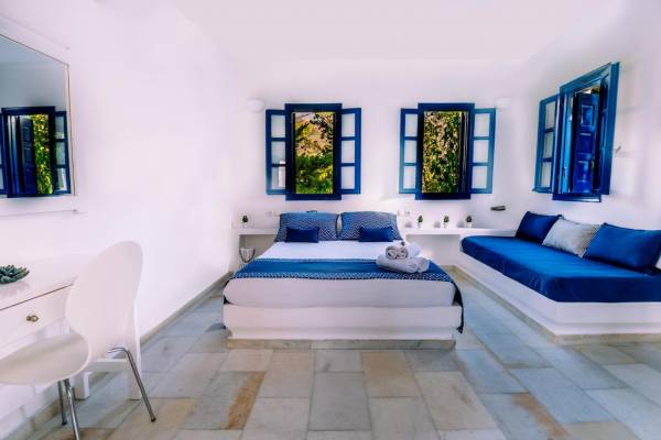Chambre quadruple avec vue sur la piscine