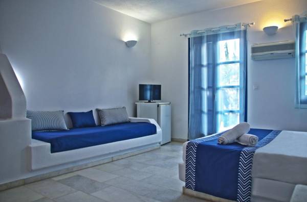 Chambre triple avec vue sur la piscine